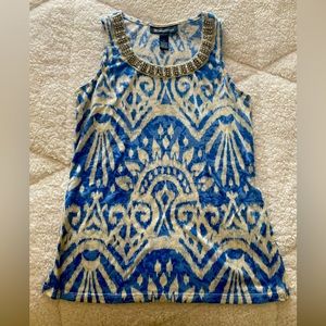 Sleeveless blouse, light and airy, with cute neckline detail